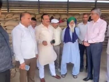 पंचकूला: बरवाला अनाज मंडी का दौरा किया जजपा नेताओं ने, लिफ्टिंग न होने पर अधिकारियों से मिले
