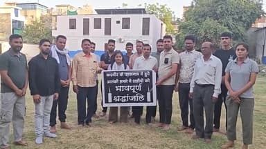 _*सर्व समाज ने मौन धारण कर श्रद्धांजलि दी*_ 
 *_अब निंदा नही रण हो_* 

जम्मू कश्मीर के पहलगाम में आतंकवादियों के हमले में मृतक सैलानियों को मौन धारण कर श्रद्धांजलि अर्पित की गई
अब निंदा नहीं रण हो और आतंक और आतंक फैलाने वाले