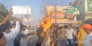 बागपत: पहलगाम में हुए आतंकवादी हमले के विरोध में हिंदू संगठनों ने राष्ट्र वंदना चौक बागपत पर नारेबाजी कर आतंकवाद का फूंका पुतला