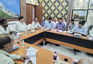 पीरटांड: विधानसभा पर्यावरण एवं प्रदूषण नियंत्रण समिति के अध्यक्ष ने परिषद भवन में विभिन्न विभागों के अधिकारियों के साथ बैठक की