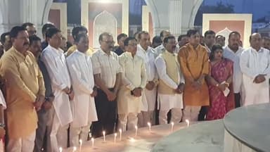 रामपुर: बुधवार को गाँधी समाधी पर भाजपा ने पहलगाम आतंकी हमले में मारे गए नागरिकों को केंडल जलाकर श्रद्धांजलि अर्पित की