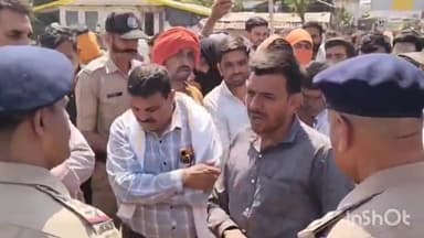 गुना नगर: उमरी रोड पर निजी गोदाम में कम तुलाई को लेकर किसानों ने लगाया जाम, अधिकारी और पुलिस मौके पर पहुंचे