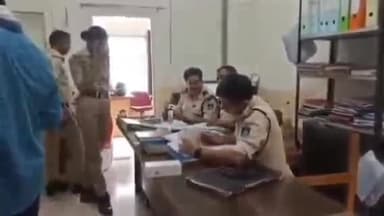 कुंडम: बस स्टैंड के पास कुटी घाट में सट्टा पट्टी लिखते हुए आरोपी हुआ गिरफ्तार, ₹320 और सट्टा पट्टी की गई जब्त