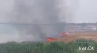 रायबरेली: भांव ग्राम पंचायत में अज्ञात कारणों से गेहूं के खेतों में लगी भीषण आग, करीब 10 बीघे गेहूं की फसल जलकर हुई राख