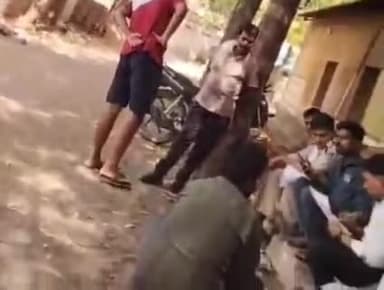 जबलपुर: छुट्टी के दिन तहसीली कार्यालय में वकील खुद आरोपी को जमानत दे रहा, वीडियो हुआ वायरल