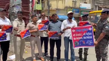 गोड्डा: गोड्डा पुलिस और चैंबर ऑफ कॉमर्स के सदस्यों ने शहर की विभिन्न दुकानों में सुरक्षा को लेकर चिपकाए विशेष पोस्टर