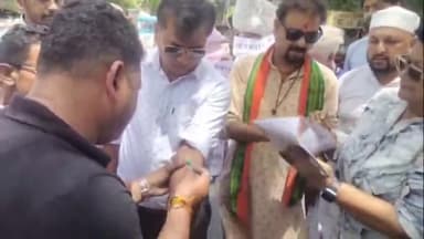 बरेली: डीएम कार्यालय पहुंचकर राष्ट्र जागरण युवा संगठन ने जम्मू कश्मीर में हुए आतंकी हमले का किया विरोध, खून से किए हस्ताक्षर