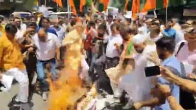 बरेली: जम्मू-कश्मीर के पहलगाम में आतंकी हमले में 28 लोगों की मौत, देशभर में आक्रोश, बरेली में संगठनों ने किया विरोध प्रदर्शन