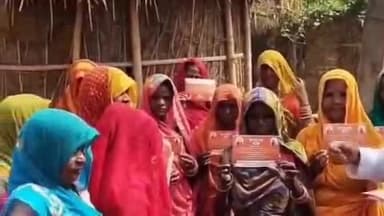 बेनीपुर: बेनीपुर अनुमंडल में सांसद डॉ. गोपालजी ठाकुर पीएम के कार्यक्रम के लिए निमंत्रण बांट रहे हैं