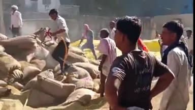 रामगंजमण्डी: कृषि उपज मंडी में धनियों की बोरियों में लगी आग, ट्रांसफार्मर से उठी चिंगारी बनी कारण