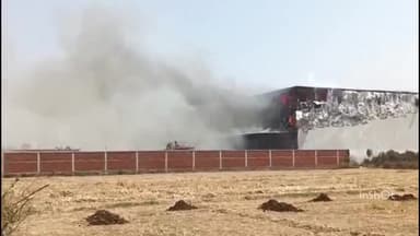 बरेली: इज्जत नगर थाना क्षेत्र के रूपापुर में कोल्ड स्टोर में लगी भीषण आग, मौके पर दमकल की टीम मौजूद