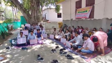 मुरैना नगर: संविदा स्वास्थ्य कर्मचारियों की वादाखिलाफी के विरोध में CMHO कार्यालय के बाहर अनिश्चितकालीन हड़ताल जारी