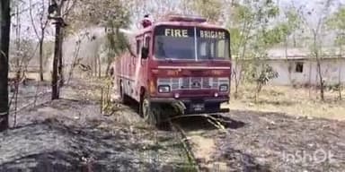 सोहागपुर: छतवई गांव में झाड़ियों में अज्ञात कारण से आग लगी, नगर पालिका का दमकल दस्ता मौके पर पहुंचा, आग पर काबू पाया गया