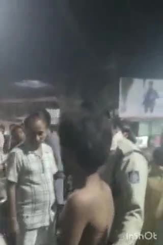 सोहागपुर: बुढार चौक में मोबाइल दुकान से चोरी करते चोर को स्थानीय लोगों ने पकड़ा, पुलिस को सौंपा, वीडियो वायरल