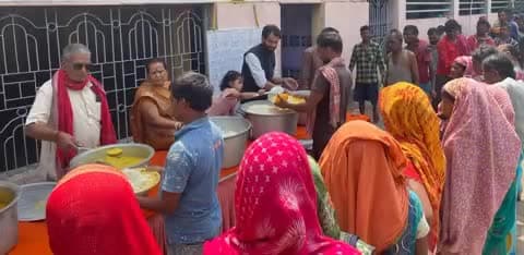 दादी की रसोई प्रांगण में जरूरतमंदो के बीच खाना का वितरण किया गया.
----------

#khanabank  #खाना_बैंक