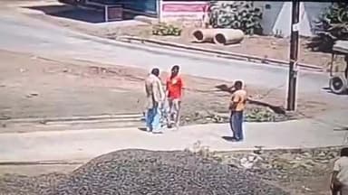 जबलपुर: मानेगांव नानक नगर में मकान निर्माण के दौरान मजदूरों से मारपीट, वीडियो सामने आया, मामला दर्ज