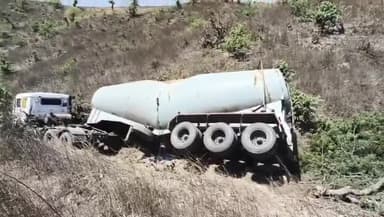 देवसर: गड़ेरिया में बल्कर वाहन पलटा, चालक बाल-बाल बचा