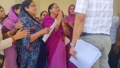 झालरापाटन: बकानी ब्लॉक की आंगनवाड़ी कार्यकर्ताओं ने मिनी सचिवालय में DM को ज्ञापन देकर CDPO दिलीप कुमार को लगाने की मांग की