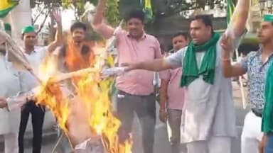 धनौरा: गजरौला के इंदिरा चौक पर भाकियू संयुक्त मोर्चा के राष्ट्रीय अध्यक्ष पहुंचे, आतंकवाद का पुतला फूका और किया विरोध प्रदर्शन