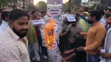 कोल: पहलगाम घटना के विरोध में भाकियू भानू ने एटा चुंगी चौराहे पर प्रदर्शन कर पाकिस्तान का फूंका पुतला