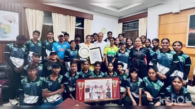 बड़गांव: लैक्रोज खिलाड़ियों ने मुख्यमंत्री उत्कृष्टता सम्मान से सम्मानित संभागीय आयुक्त का किया सम्मान