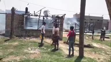 रजौन: तेरह माईल में भीषण आग, दो झोपड़ियां जलकर राख, अफरा-तफरी मची