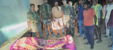 पीरटांड: बोकारो में पुलिस से मुठभेड़ में मारे गए दस लाख के इनामी नक्सली साहेबराम मांझी समेत तीन नक्सलियों का शव पहुंचा पीरटांड़