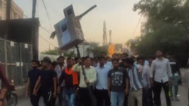 मथुरा: पाकिस्तान के खिलाफ नारेबाजी करते हुए जुलूस निकाल गया 
.