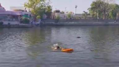 गिर्वा: गोवर्धन सागर में डूबने से एक व्यक्ति की मौत, सिविल डिफेंस टीम ने शव को बाहर निकाला