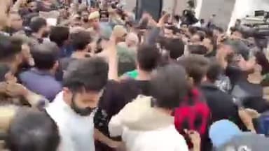 गोदी मीडिया ने पहलगाम हमले को हिंदू मुस्लिम रंग देने का प्रयास किया जिस पर लोगों में गुस्सा