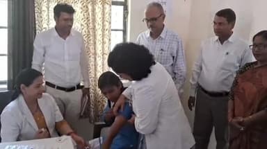 गोरखपुर: जिले में 10 मई तक चलेगा विशेष टीकाकरण अभियान, सीएमओ ने अयोध्या दास गर्ल्स इंटर कॉलेज से अभियान का किया शुभारंभ