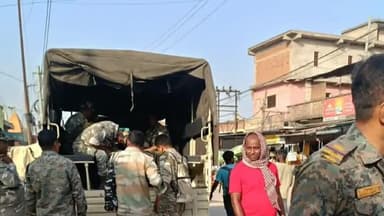 बिश्रामपुर: अंचलाधिकारी ने पुलिस के साथ रेहला में वन विभाग की जमीन से अतिक्रमण हटाया