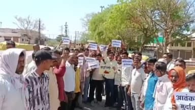 मंदसौर: पहलगाम आतंकी घटना के विरोध में कृषि उपज मंडी परिसर में किसान, हम्माल और व्यापारियों ने किया प्रदर्शन