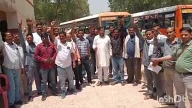 रायबरेली: बस स्टैंड परिसर में संविदा चालक परिचालक कर्मचारी संघर्ष यूनियन ने डग्गामार वाहनों के बंद किए जाने के लिए किया प्रदर्शन