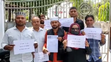 बरेली: डीएम कार्यालय पहुंचकर राष्ट्रवादी पसमांदा मुस्लिम राष्ट्रीय मंच ने पाकिस्तान मुर्दाबाद के नारे लगाए और ज्ञापन दिया