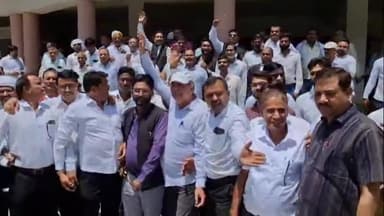 कोल: तहसील में फ्रंट ऑफिस खोलने के विरोध में अधिवक्ताओं ने कलेक्ट्रेट में किया प्रदर्शन, डीएम को दिया ज्ञापन