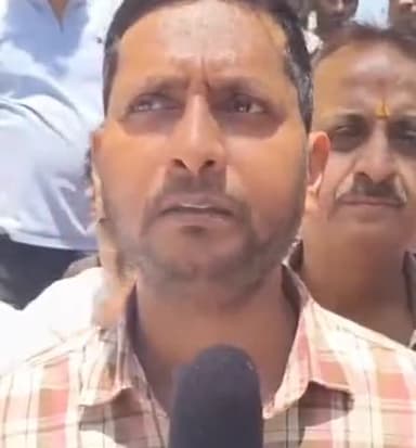 कानपुर: गोविंद नगर विद्यार्थी मार्केट में व्यापारियों ने दुकान बंद कर पहलगाम में हुई आतंकी घटना के खिलाफ किया विरोध प्रदर्शन