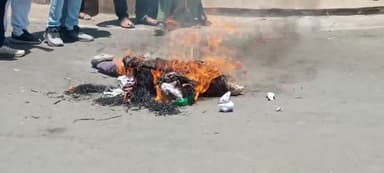 टीकमगढ़: पहलगाम आतंकी हमले के विरोध में गांधी चौराहे पर प्रदर्शन, कांग्रेस विधायक ने रक्षा मंत्री और गृह मंत्री को बर्खास्त करने की मांग की