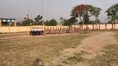 अमरोहा: अमरोहा के एसपी ने पुलिस लाइन में शुक्रवार की परेड ली, कराया रिहर्सल और दिए निर्देश