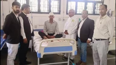अमरोहा: गांव चौबारा में प्रजापति समाज पर हुए हमले में घायल व्यक्ति से जिला अस्पताल में प्रजापति महासंघ ने की मुलाकात