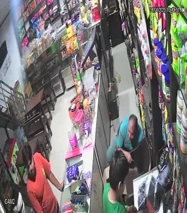 रात्री साढौरा रात 10.30 बजे 2. लुटेरे ने मुखिया बाजार में बेकरी की दुकान को लूटा