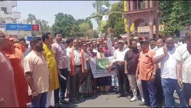 बांसवाड़ा: कलेक्ट्रेट चौराहे पर पहलगाम आतंकी हमले के विरोध में फूंका गया पाकिस्तान का पुतला, विश्व हिंदू परिषद ने दिया ज्ञापन