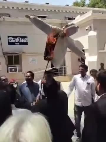 #DMRAEBARELIOFFICE में पहलगाम हमले के बाद पाकिस्तान का आग व जूतो से हुआ जोरदार विरोध