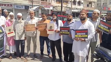 बड़गांव: पहलगाम में हुए आतंकी हमले के विरोध में मुस्लिम समाज ने चेतक स्थित पलटन मस्जिद के बाहर काली पट्टी बांधकर किया प्रदर्शन