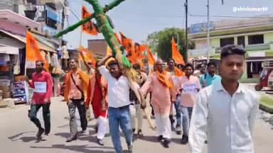 विश्व हिंदू परिषद बजरंग दल के कार्यकर्ताओं ने बरखेड़ा ब्लाक चौराहे पर पहलगाम में हुई घटना के विरोध में फूंका पुतला।