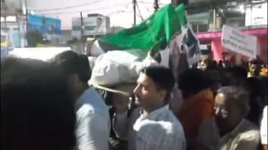 शिवपुरी नगर: पहलगाम आतंकी हमले के विरोध में सजल हिंदू समाज ने माधव चौक पर प्रदर्शन किया, पाकिस्तान का पुतला फूंका