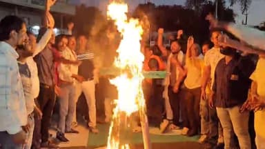 मंदसौर: पहलगाम आतंकी घटना के विरोध में विश्व हिंदू परिषद और सर्व समाज ने गांधी चौराहा पर प्रदर्शन कर आतंकवाद का पुतला जलाया