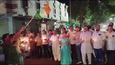 बांसवाड़ा: कांग्रेस कमेटी ने मोहन कॉलोनी चौराहे से पहलगाम आतंकवादी हमले के विरोध में किया कैंडल मार्च