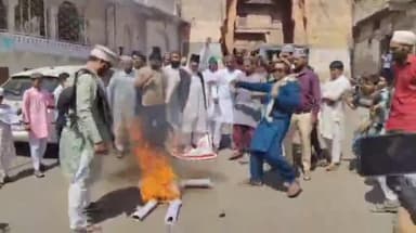 दलौदा: पहलगाम घटना के विरोध में मुस्लिम समाज ने खानपुरा गेट पर पाकिस्तान के खिलाफ प्रदर्शन किया, पुतला जलाया