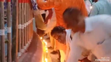 मिर्ज़ापुर: सरदार पटेल चौक पर पहलगाम में आतंकी हमले में जान गंवाने वालों को कांग्रेस कार्यकर्ताओं ने कैंडल जलाकर दी श्रद्धांजलि